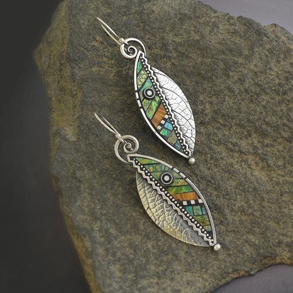 Boho festival silver tone and multicolored fish / leaf design fashion earrings - Picture 4 of 11